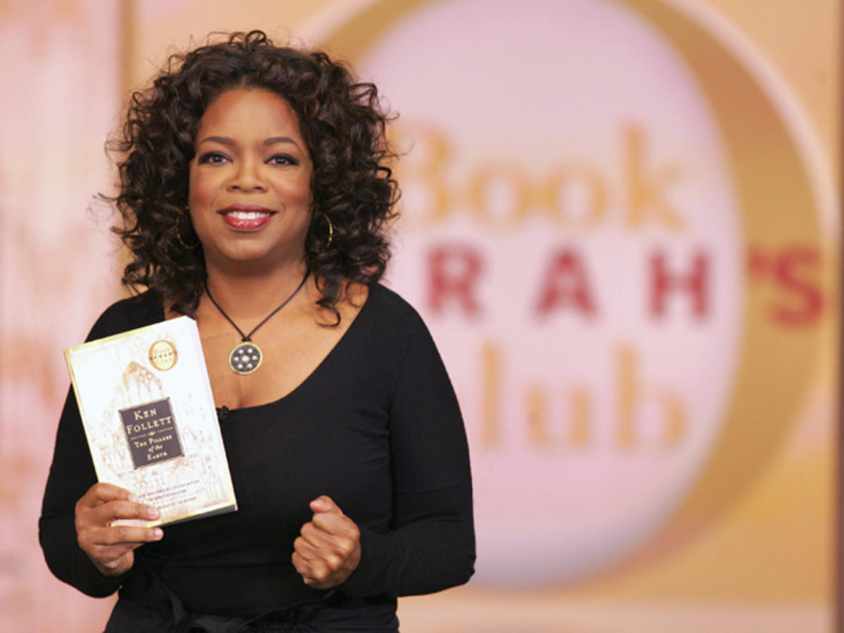 Sách giúp Oprah Winfrey có được sự tự tin và sức mạnh phát ra từ trong nội tại, và bà luôn dựa vào nội lực của chính mình để sống tốt hơn, suy nghĩ lạc quan, tích cực và hướng thiện. (Ảnh: biography.com)